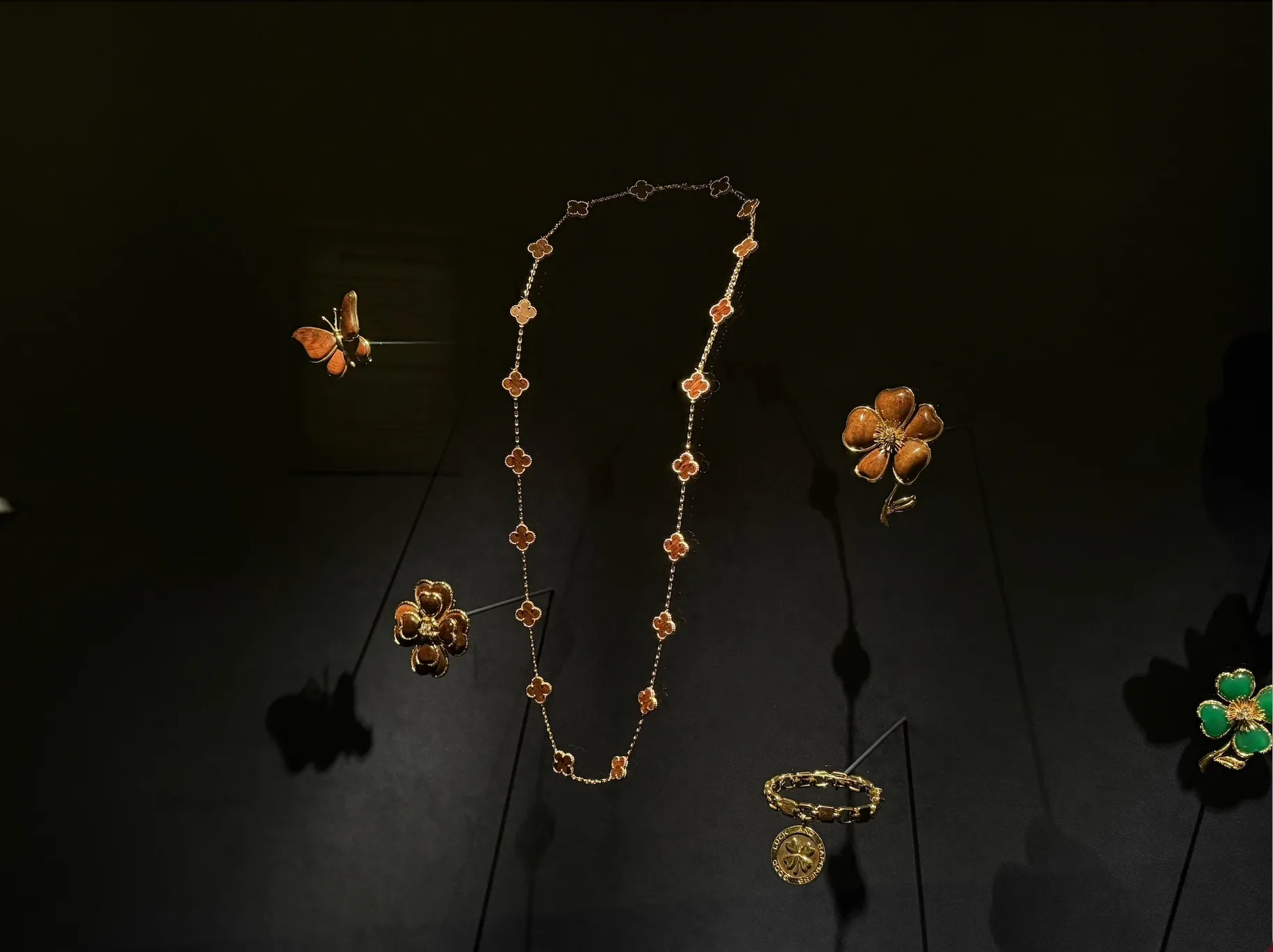 永遠なる瞬間 ヴァン クリーフ＆アーペル —— ハイジュエリーが語るアール・デコ