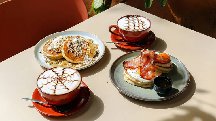 Parámos para o pequeno-almoço no Ape Coffee