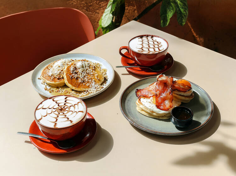 Parámos para o pequeno-almoço no Ape Coffee