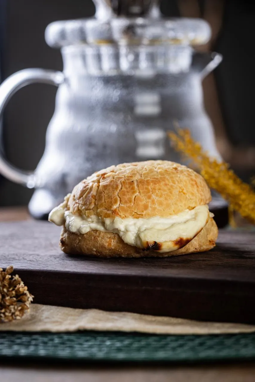 Comidinha: pão de queijo da casa com requeijão