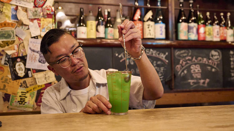 店主がMCな焼酎バーで飲む。
