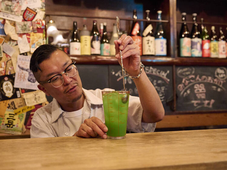 店主がMCな焼酎バーで飲む。