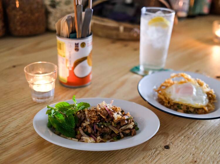 1. タイ人もうなる、本格料理を味わう。