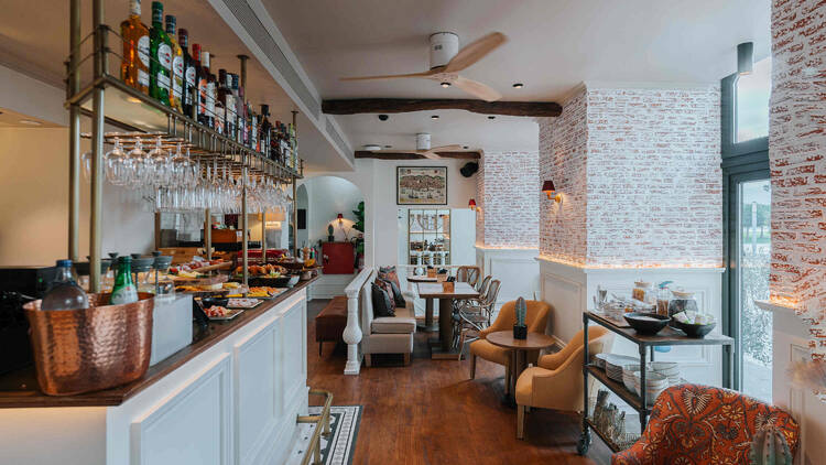 AlmaLusa Alfama Delfina Café with buffet