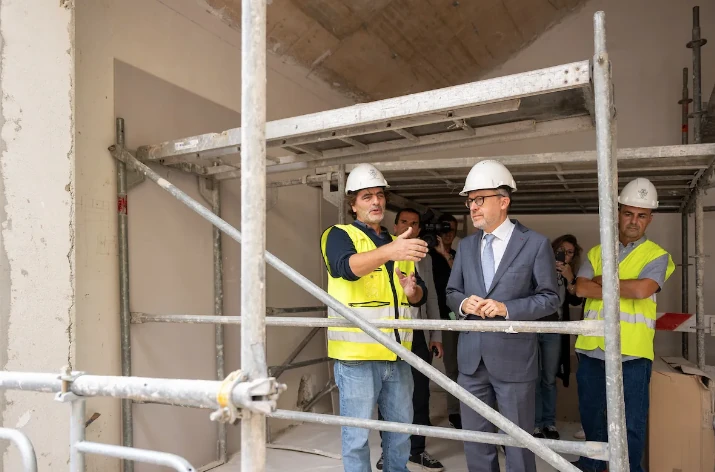 Carlos Moedas de visita &agrave; Vila Rom&atilde;o da Silva, em 2024