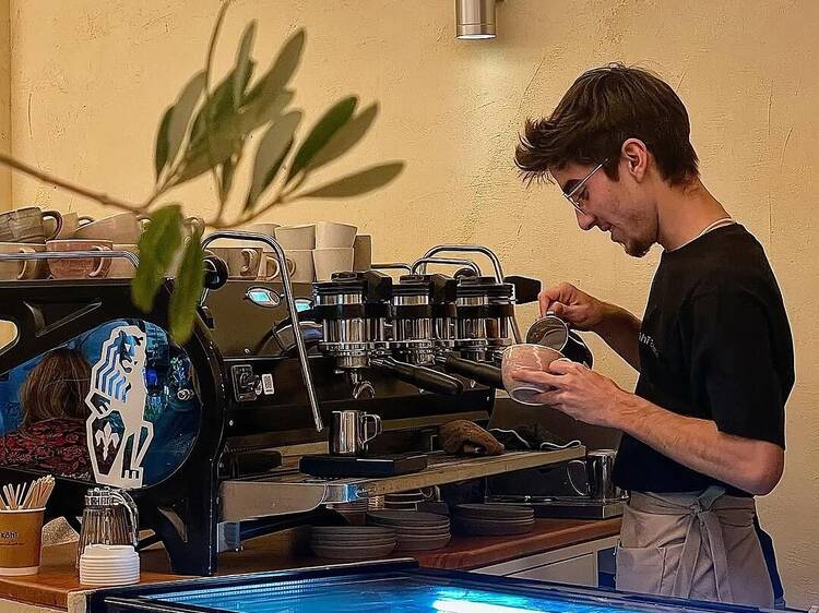Guía definitiva del café (de especialidad) en Madrid: los mejores sitios para empezar el día