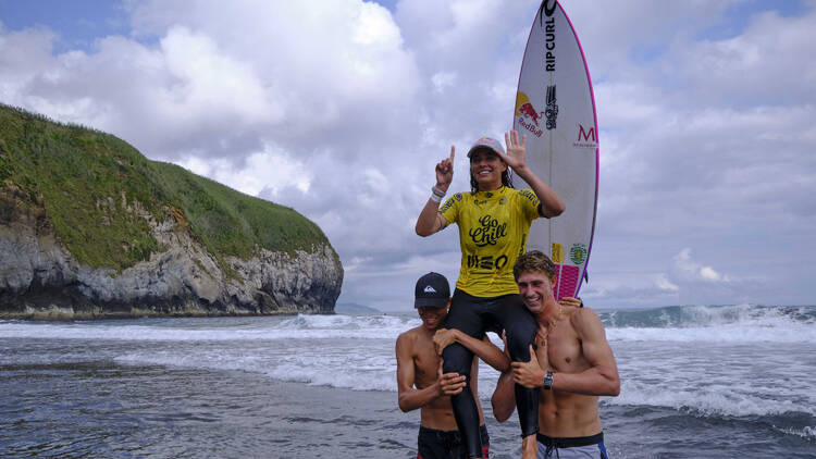 Teresa Bonvalot em Junho na praia da Ribeira Grande, nos Açores, a festejar o 6o título nacional