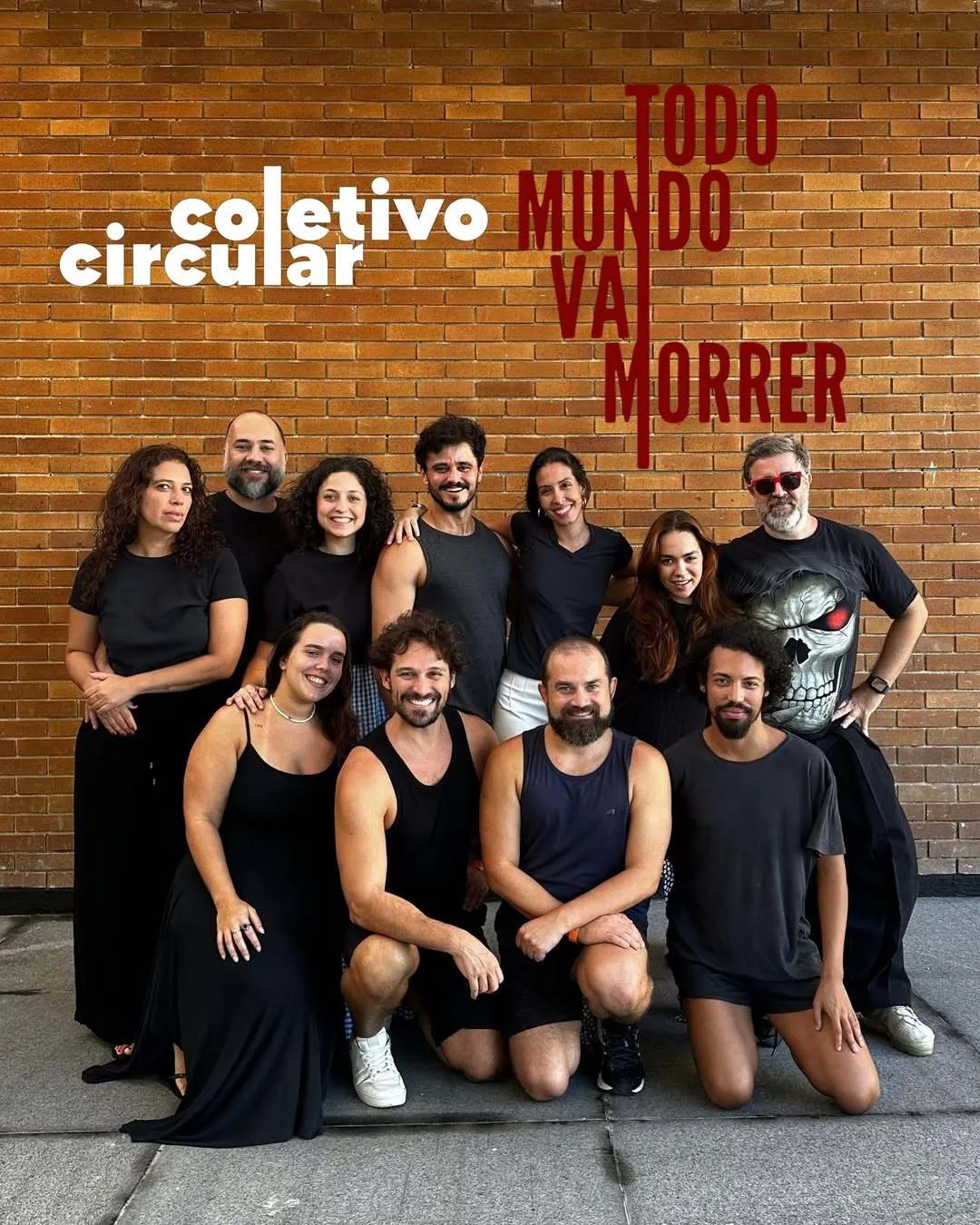 Breno Sanches (segundo da esquerda para a direita, no chão) entre o elenco