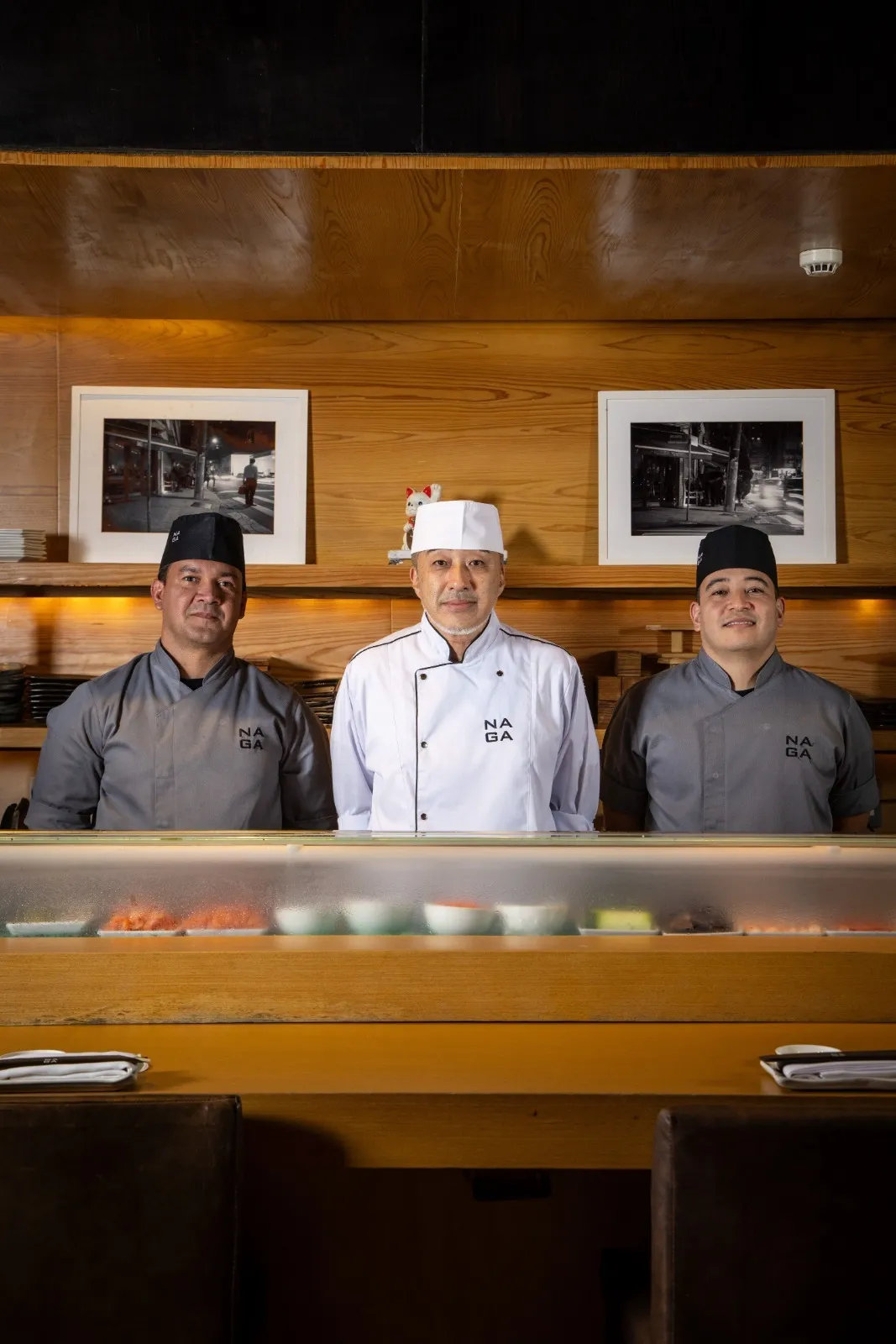 Hiko sam no meio, veio de São Paulo montar e executar o omakase do Naga, ladeado por Michel Peres e Jeferson Kunata