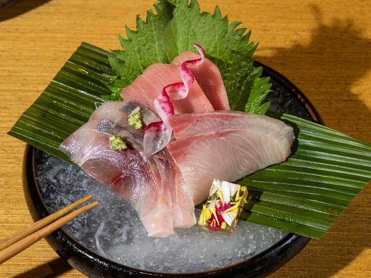 Omakase do Naga privilegia a forma sem deixar de lado o conteúdo. Praxe da família que imprimiu na Barra o conceito de comer o peixe da forma correta