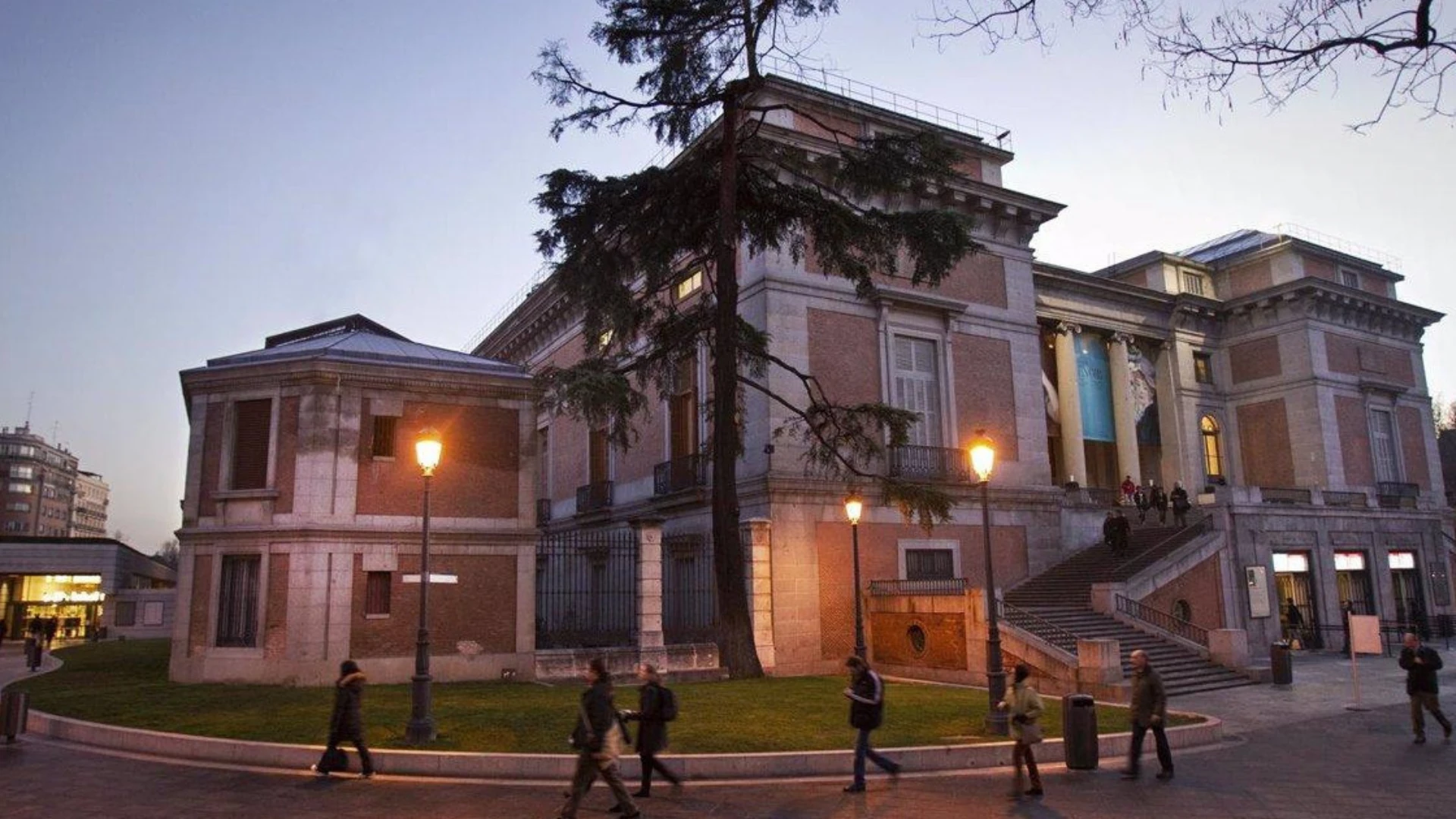 El Museo del Prado de noche