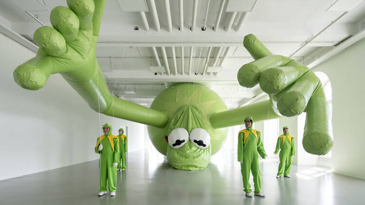 Une grenouille gonflable vert fluo de 20 mètres de long s’apprête à atterrir sur la place Vendôme