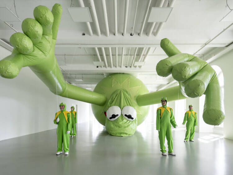 Une grenouille gonflable vert fluo de 20 mètres de long s’apprête à atterrir sur la place Vendôme