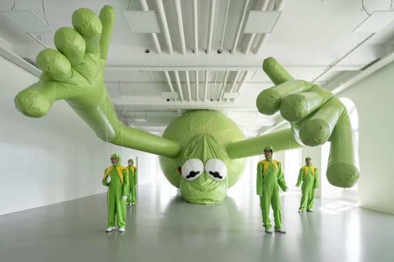 Une grenouille gonflable vert fluo de 20 mètres de long s’apprête à atterrir sur la place Vendôme