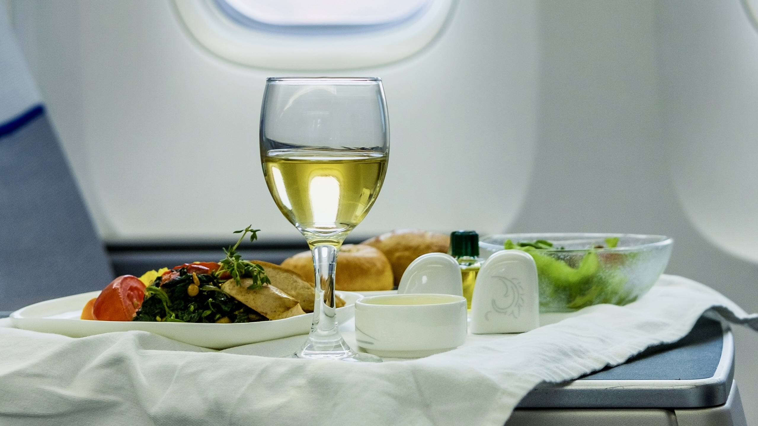 This new survey reveals the airlines serving the best food and drinks of 2026—and the one item you should never bring on board