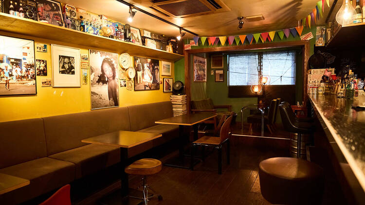 レゲエと泡盛で昔ながらの北沢を感じる。