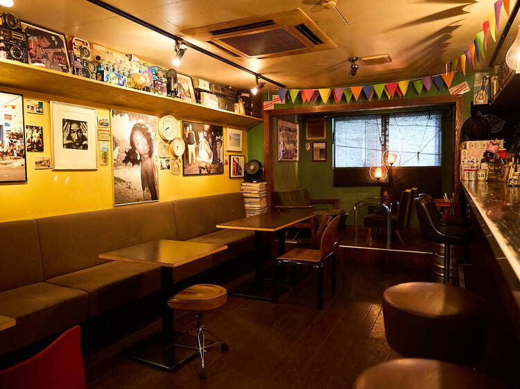 レゲエと泡盛で昔ながらの北沢を感じる。