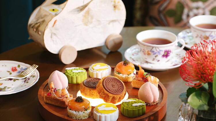 Island Shangri-La, Hong Kong  Luna Afternoon Tea