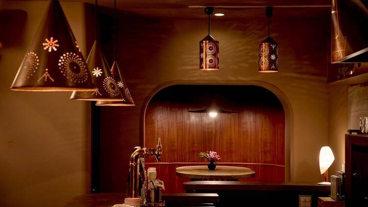 シックな立ち飲み屋で多彩な食文化に出合う。