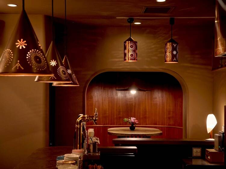 シックな立ち飲み屋で多彩な食文化に出合う。