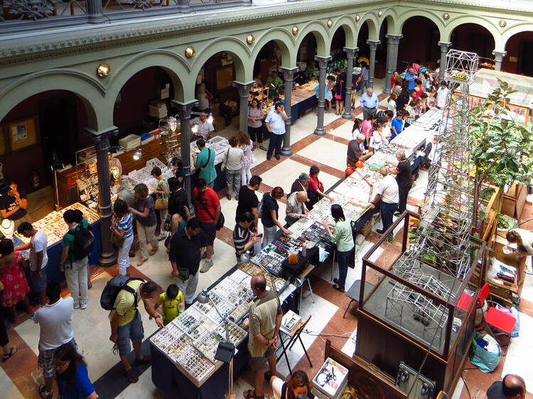 Este bonito patio del centro de Madrid acoge un mercadillo secreto con tesoros únicos: solo abre una vez al mes