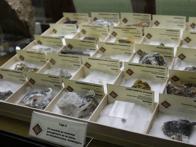 Este patio secreto del centro de Madrid acoge un mercadillo único donde comprar gemas y fósiles Este patio secreto del centro de Madrid acoge un mercadillo único donde comprar gemas y fósiles