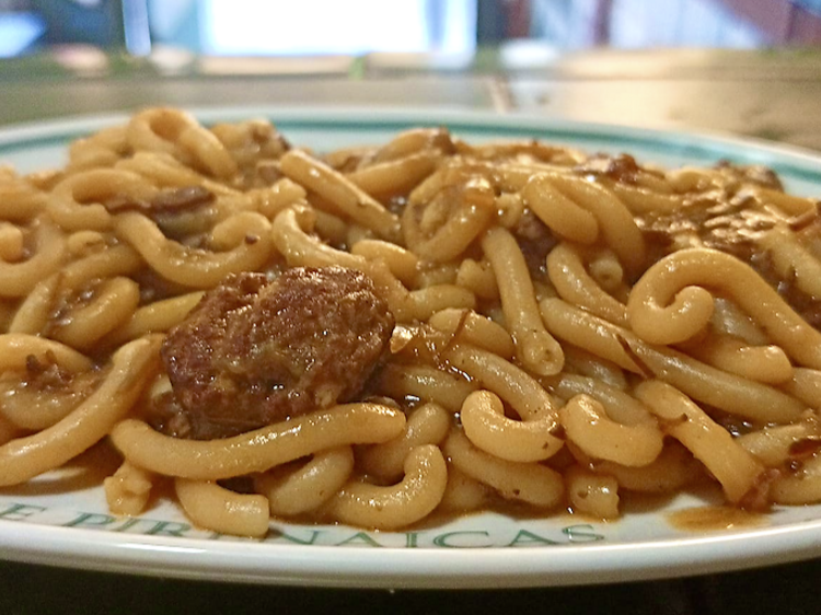 Así se preparan los fideos a la cazuela más deseados de Barcelona (¡y solo necesitas un poco de paciencia!)