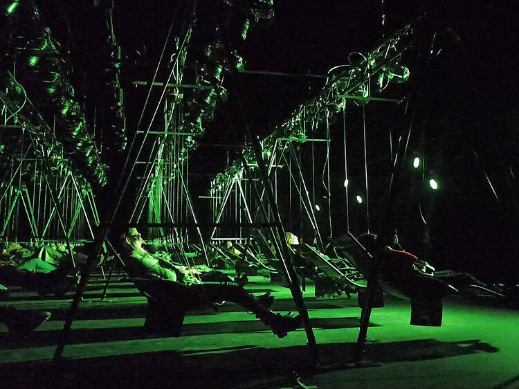 Cet automne, cette installation immersive, olfactive et sonore vous fait voyager sur des transats suspendus