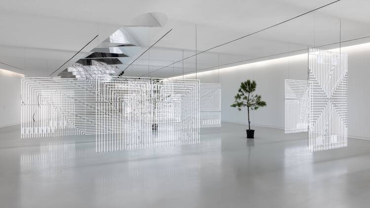 Cerith Wyn Evans – Formas no Espaço… através da Luz (no Tempo) Cerith Wyn Evans – Formas no Espaço… através da Luz (no Tempo)