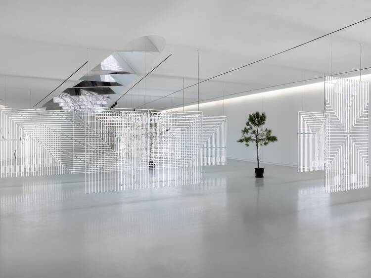 Cerith Wyn Evans – Formas no Espaço… através da Luz (no Tempo) Cerith Wyn Evans – Formas no Espaço… através da Luz (no Tempo)