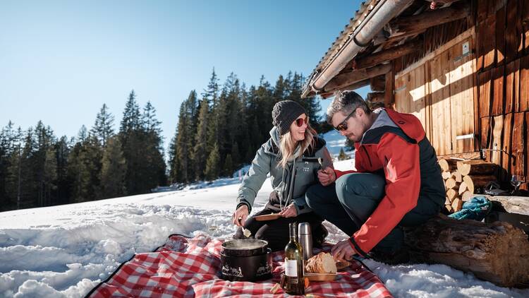 Winter hiking with a fondue backpack Winter hiking with a fondue backpack