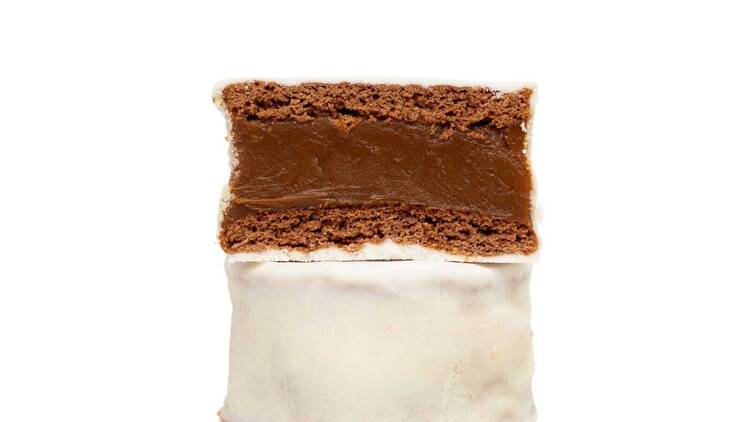 Alfajor de dulce de leche con merengue italiano en Chantaje Alfajor de dulce de leche con merengue italiano en Chantaje