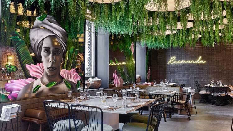 Sentarse a la mesa con una tarotista