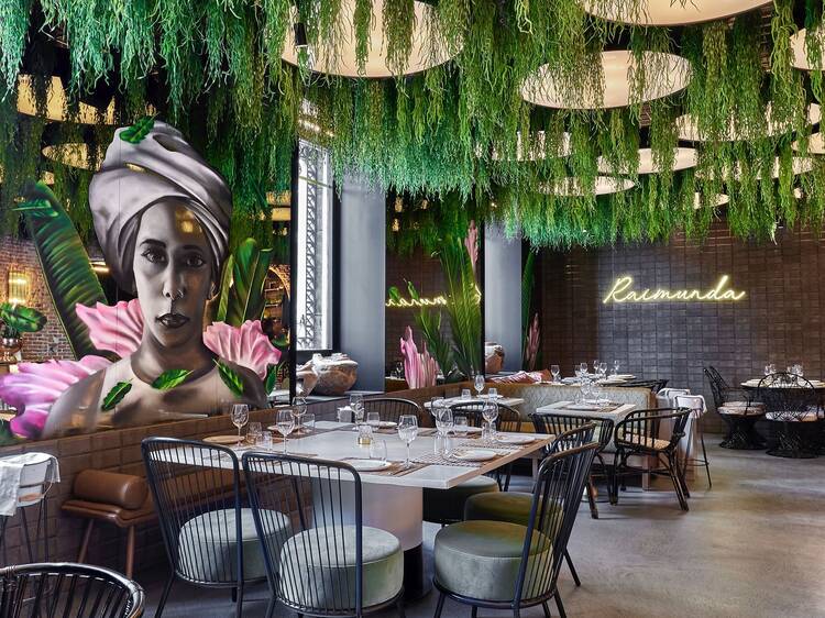 Sentarse a la mesa con una tarotista