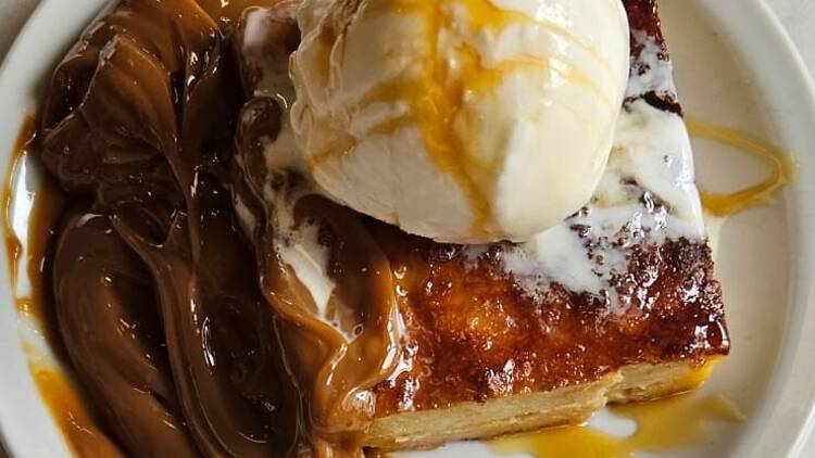 Budín de pan con dulce de leche en Almacén Bar Lavalle