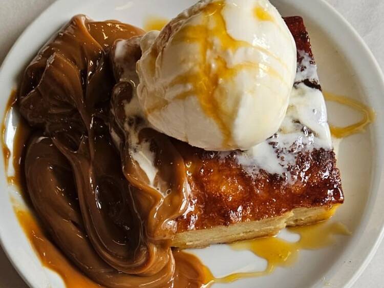 Budín de pan con dulce de leche en Almacén Bar Lavalle