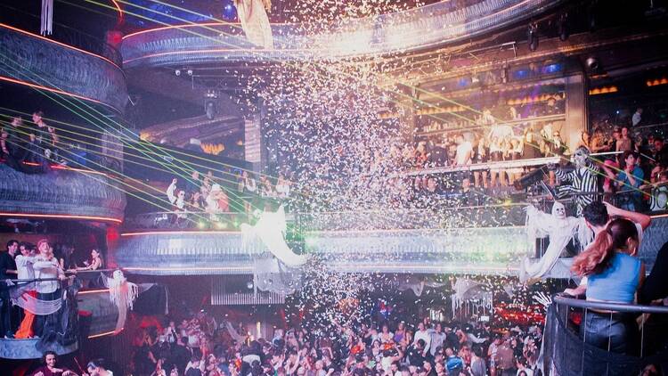 Bailar en la gran discoteca de Madrid a lo Miércoles Addams