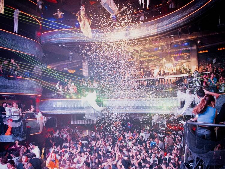 Bailar en la gran discoteca de Madrid a lo Miércoles Addams