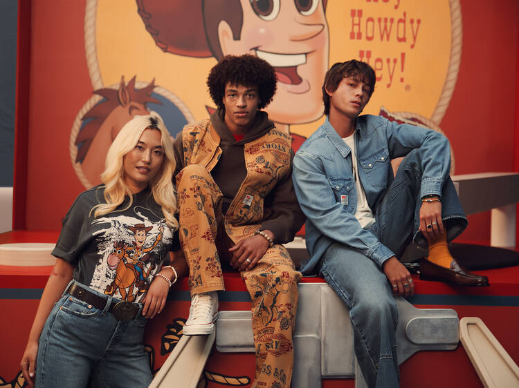 "Al infinito y más allá", celebra la colab de Levi's y Toy Story con estas prendas