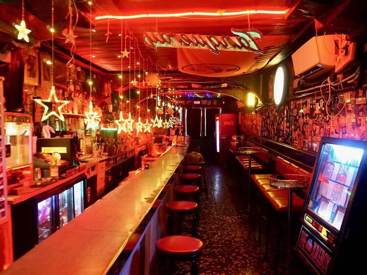 El milagro de un mítico bar nocturno familiar en el corazón de Barcelona que ha resistido 78 años el envite del turismo y la gentrificación