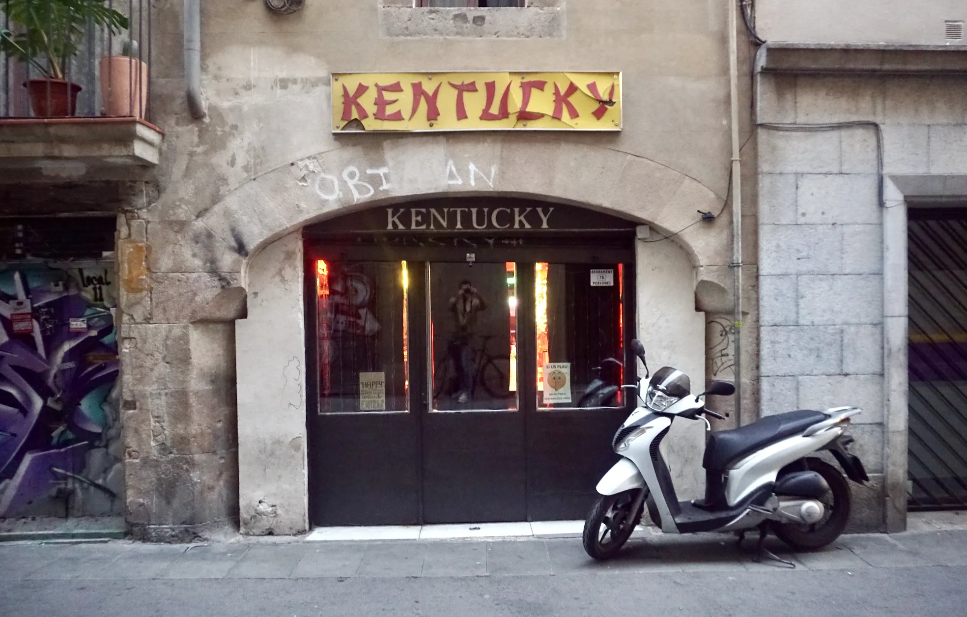 La icónica puerta de entrada del Bar Kentucky.
