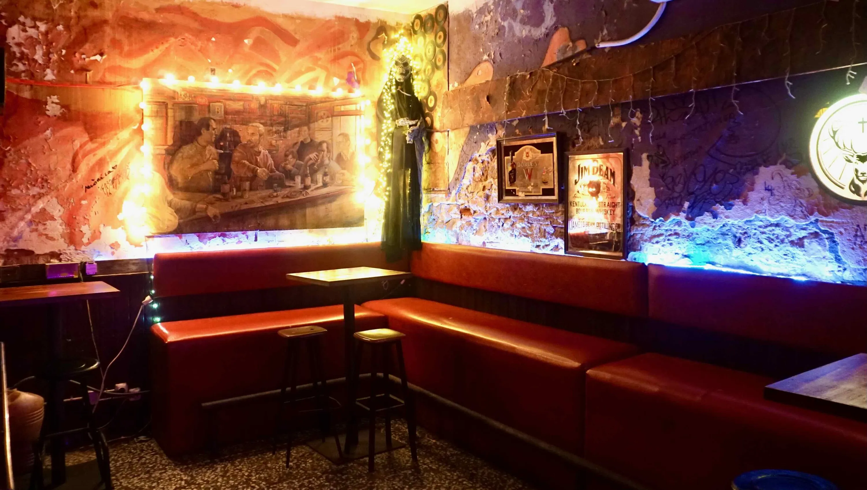 Si las paredes de la sala del fondo del Kentucky hablaran, contarían cosas muy divertidas.