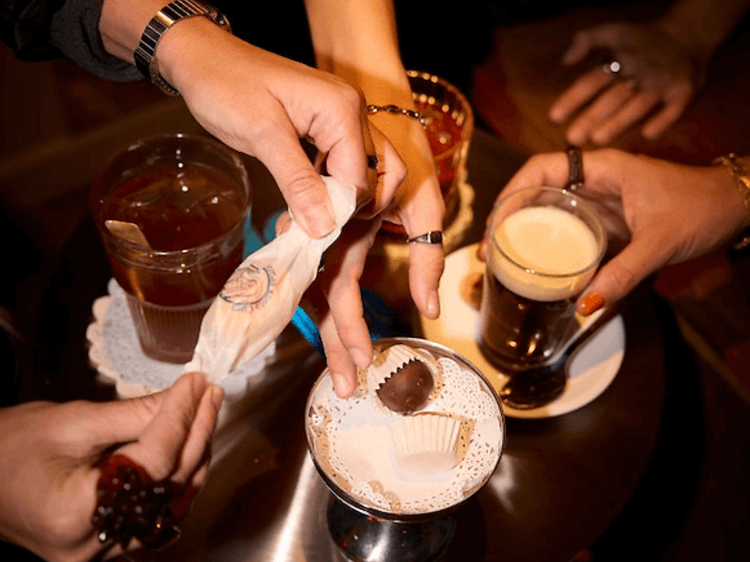 Lavapiés esconde el nuevo bar más curioso de Madrid: sirven cócteles con café y dulces de convento Lavapiés esconde el nuevo bar más curioso de Madrid: sirven cócteles con café y dulces de convento