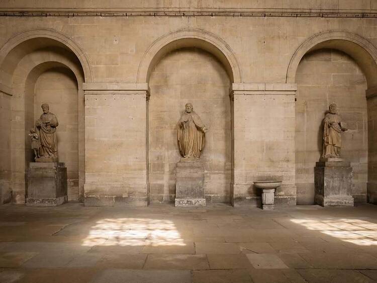 OFFSCREEN : la foire d’art gratuite qui transforme une chapelle quadricentenaire en galerie mystique OFFSCREEN : la foire d’art gratuite qui transforme une chapelle quadricentenaire en galerie mystique