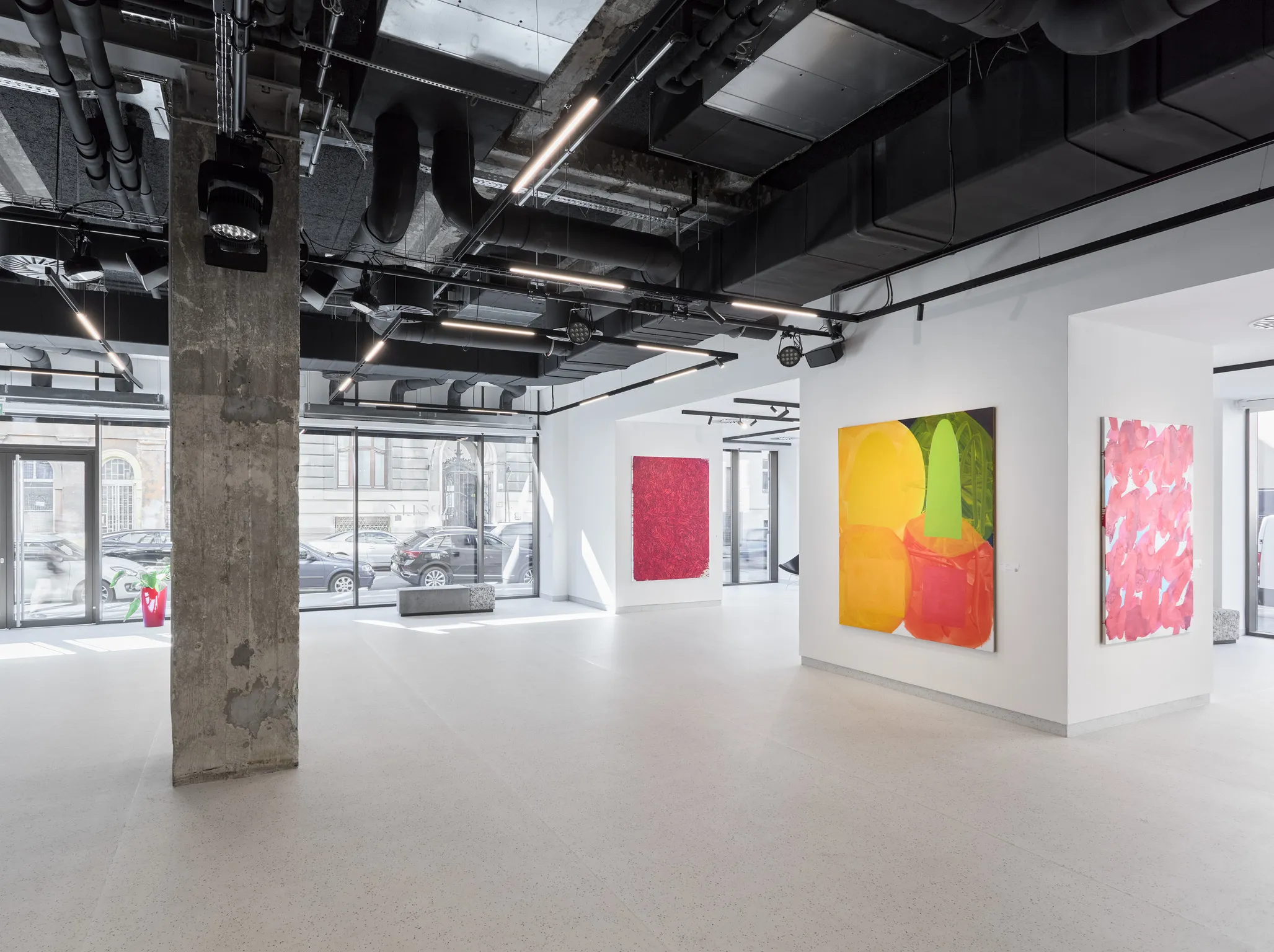Az Apollo Gallery enteriőrje egy kortárs képzőművészeti kiállítással