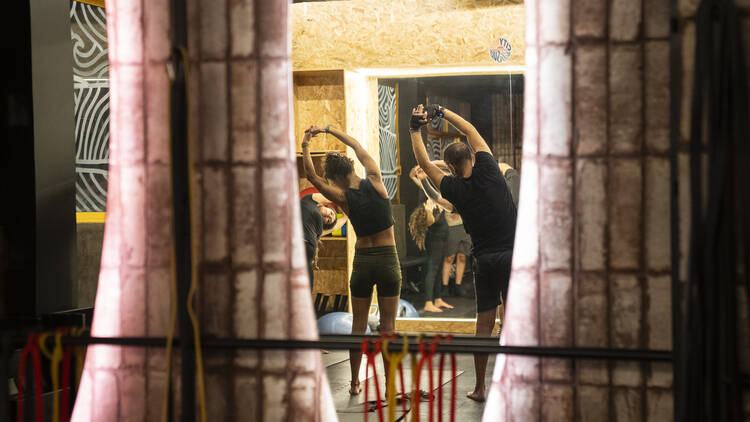 Personas estirando en clase en City surf