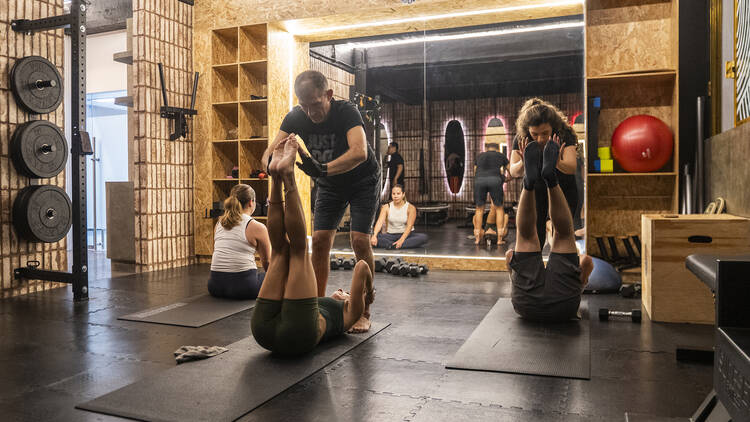 Personas ejercitándose en clases en City surf