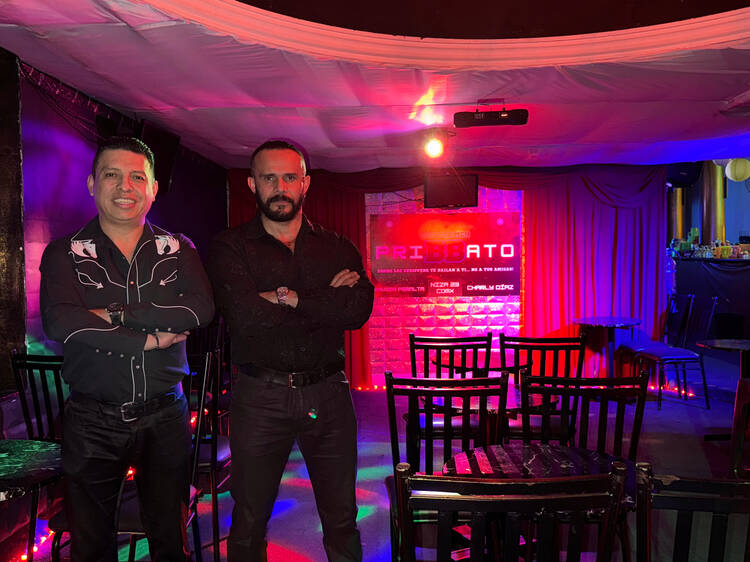 Bar Pribbato-Asifor: fiesta de superhéroes con show de strippers