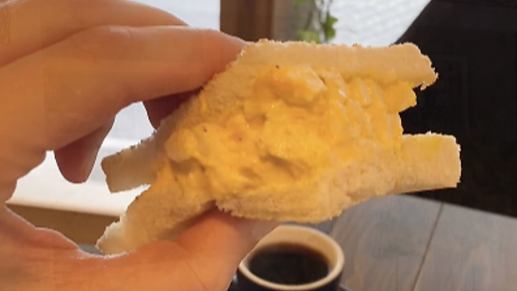 タマゴサンドを頬張り笑顔になる。