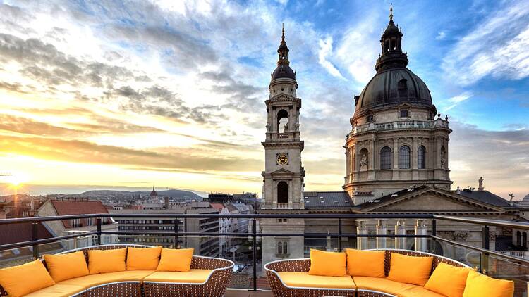 Aria hotel Az Aria Hotel skybar része lounge kanapékkal a Bazilikára kilátással